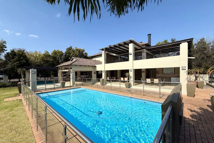 For Sale: 2-Bedroom Apartment in Fourways with Clubhouse, Pool, and Security.