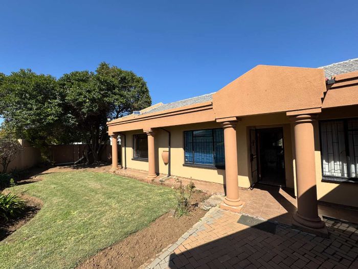 For Sale: House in Brackendowns with pool, lapa, and spacious family areas.