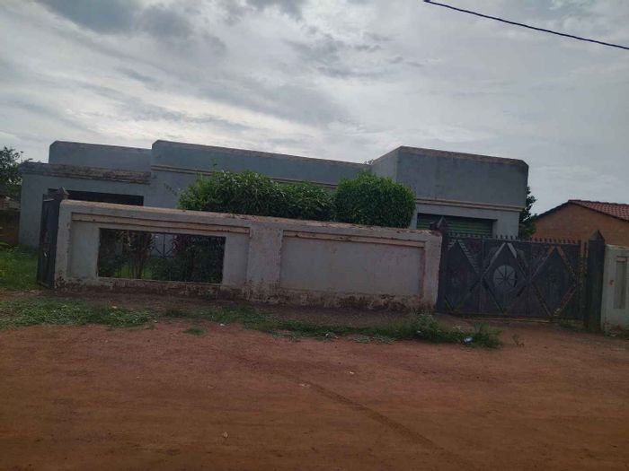 Spacious 3-Bedroom House for Sale in Soshanguve South, Close to Amenities!