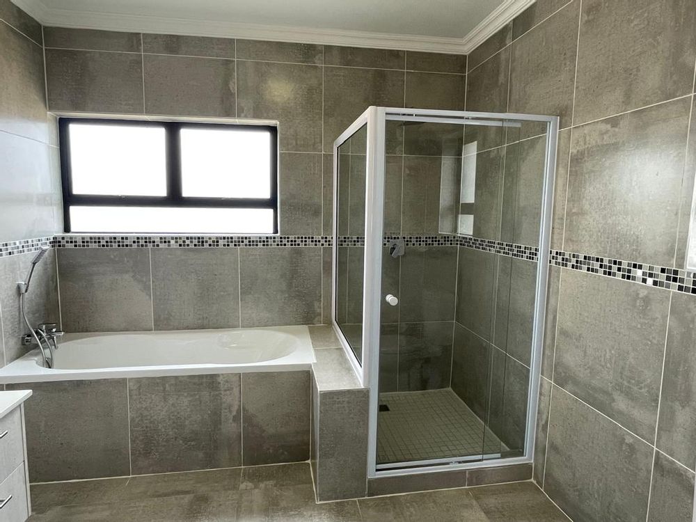 Main en -suite bathroom