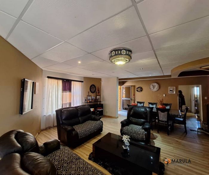 For Sale: Dorado Park House with 3 beds, flatlet, and secure amenities.