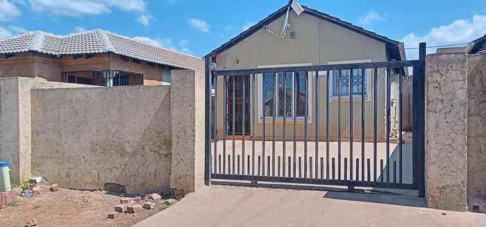 2-Bedroom House For Sale in Mahube Valley, near Mams Mall and amenities.