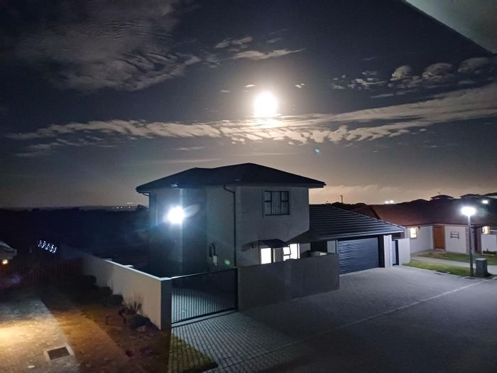 House to Rent in Dana Bay: 3 Bedrooms, Private Bathrooms, Enclosed Garden.