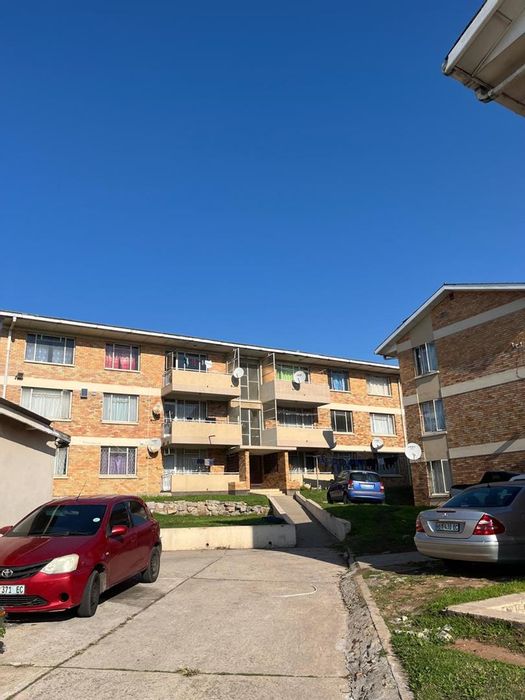 3-bedroom apartment in Sidwell with parking, built-in cupboards, and spacious bathrooms. To Rent.