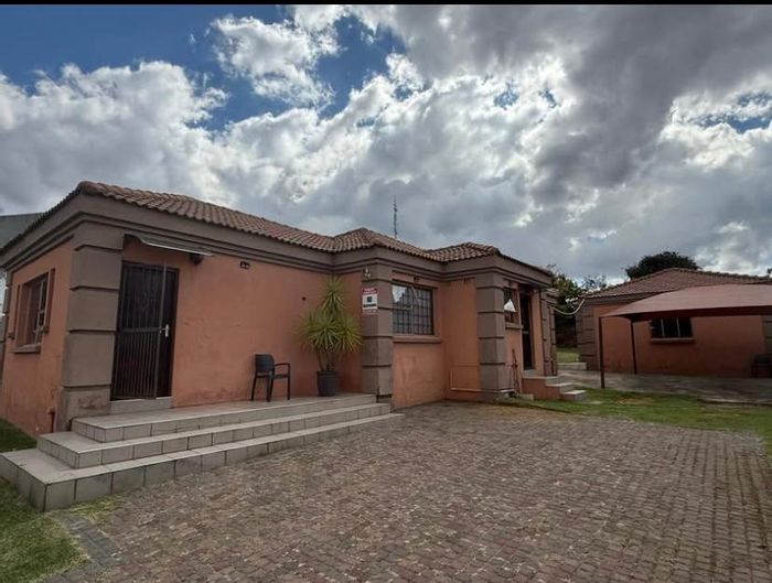 House To Rent in The Hill: 3 Bedrooms, Big Yard, Well-Equipped Kitchen.