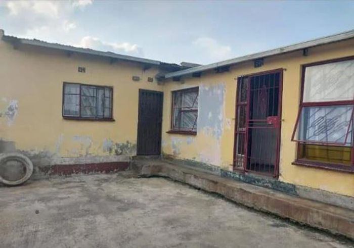 For Sale: House in Tembisa Central with spacious yard and ample parking.