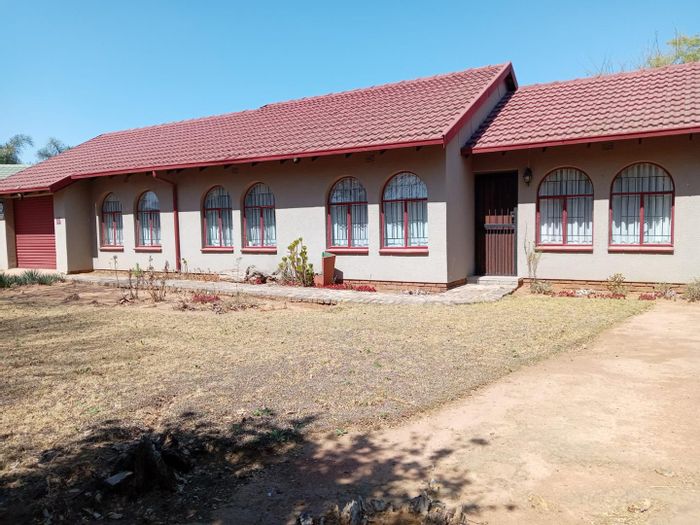 Crystal Park House For Sale: Open plan living, renovated bathrooms, ample parking.