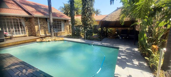 For Sale: House in Sunward Park with pool, Lapa, and automated garages.