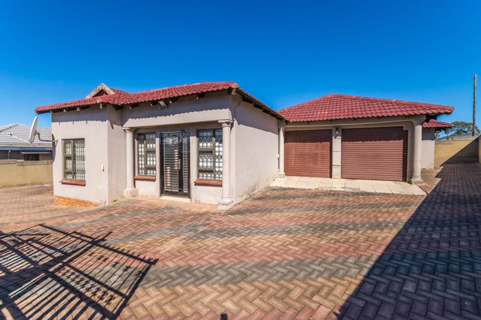 For Sale: House in Mindalore with 3 bedrooms, double garage, staff accommodation.