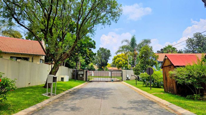 Douglasdale Townhouse For Sale: Secure complex, spacious yard, ample parking, no levies.