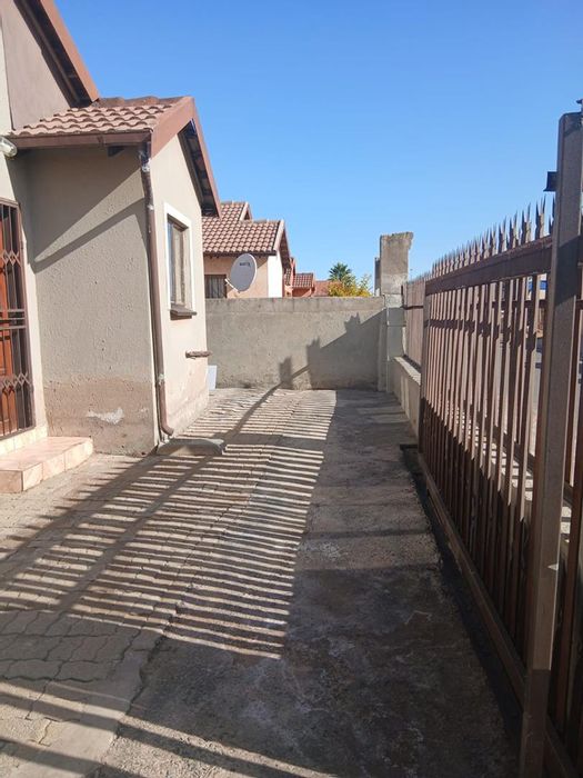 House To Rent in Payneville: 2 Bedrooms, paved yard, fitted kitchen, covered parking.