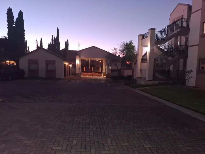 Townhouse To Rent in Olympus: 2 beds, private garden, pool, 24h security.
