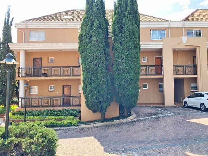 Riviera Townhouse To Rent: 1 bed, garden, garage, 24-hour security, fibre ready.