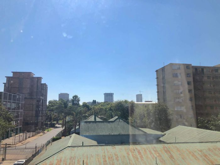 For Sale: 3-bedroom apartment in Pretoria Central with security and guest facilities.