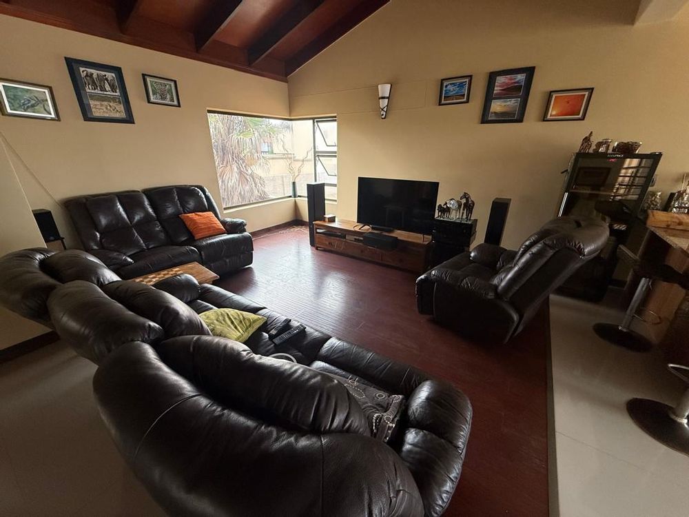 Open plan dining, kitchen and lounges