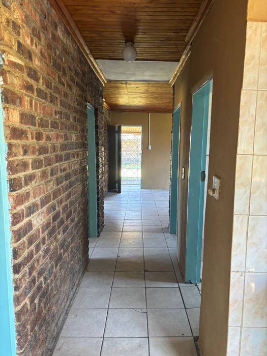 3-Bedroom House with Parking and Fenced Yard in Belfast Central To Rent.