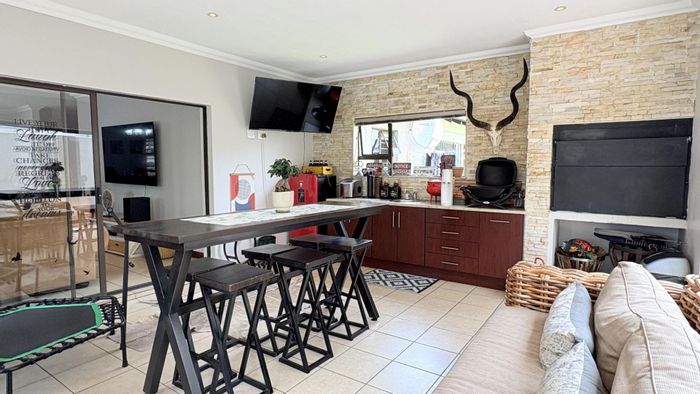 House To Rent in Midlands Estate: Pool, study, staff room, spacious living areas.