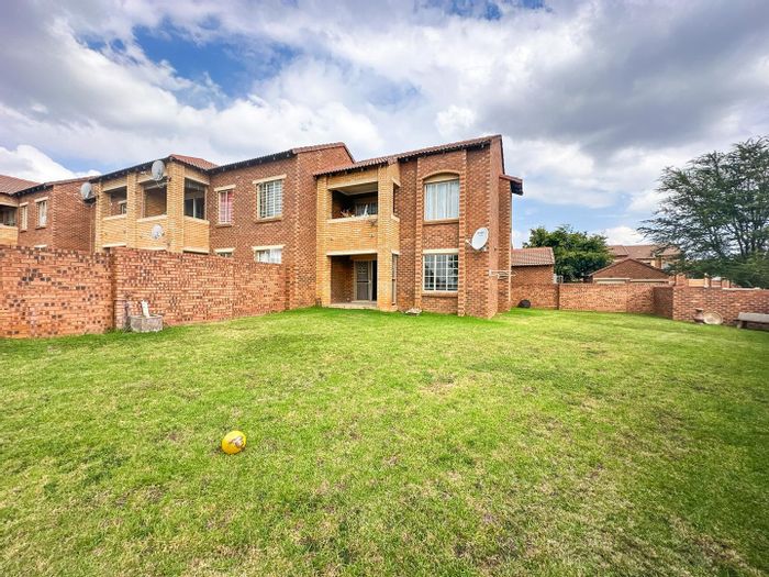Property #2231922, Townhouse rental monthly in Mooikloof Ridge