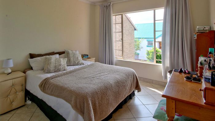 2-Bedroom Apartment To Rent in Faerie Glen with Garage and Pool Access.