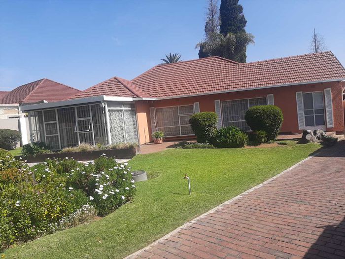 6-Bedroom House in Rewlatch For Sale: Pool, garden, flatlet, and security features.