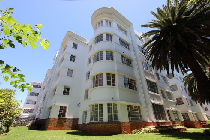 Killarney Apartment For Sale: 1 bed, secure complex, communal garden, pet-friendly.