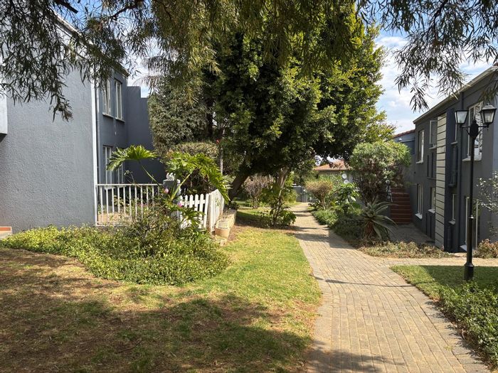 Radiokop Apartment For Sale: 2 beds, pool, gardens, near Wilgeheuwel Hospital.