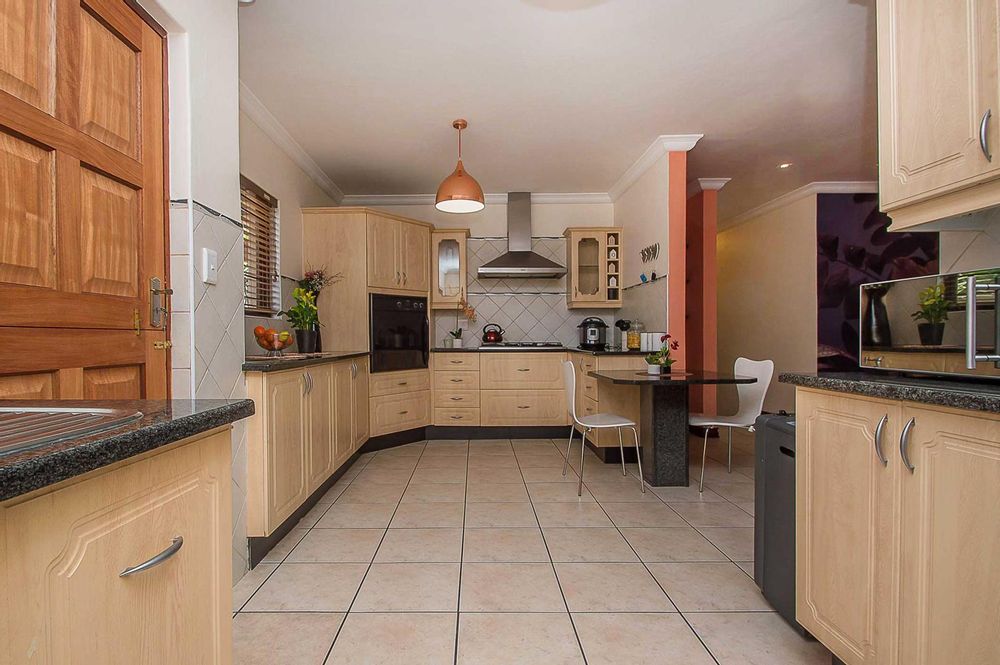 Spacious oak feel kitchen with ample cupboards