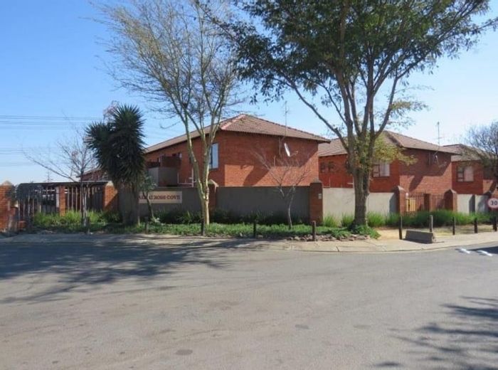 For Sale: Ground-floor townhouse in Albertsdal with 2 beds, security, and parking.