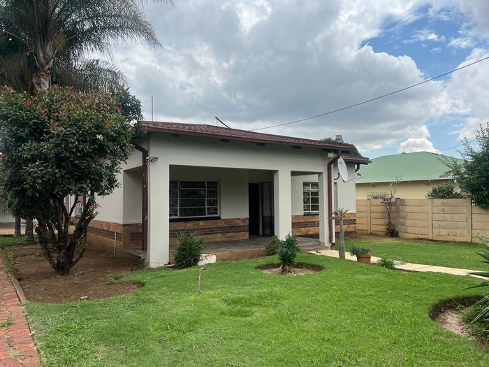 Gezina House For Sale: 3 bedrooms, garden, extra rooms, ample parking available.