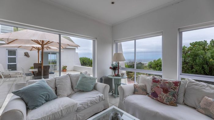 For Sale: Spacious 5-bedroom house in Jakkalsfontein with sea views and amenities.