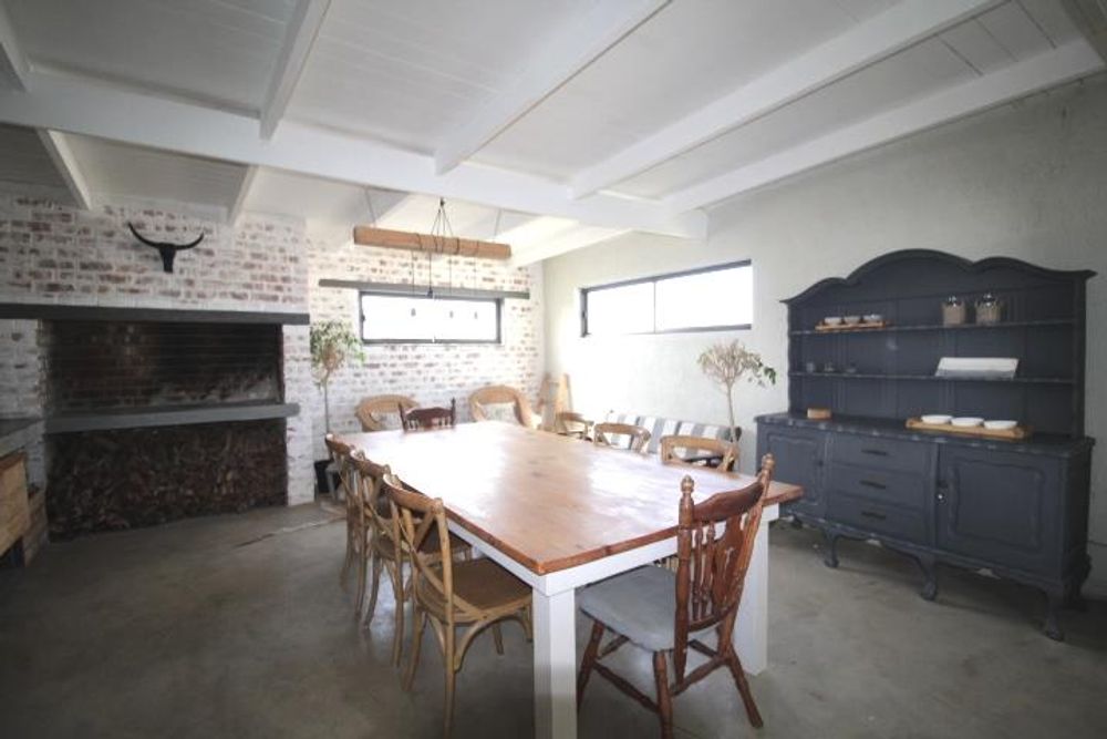 Upstairs entertaining area