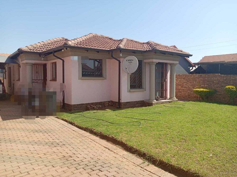 Threebedroom house in Mamelodi East for sale, large yard, ideal for