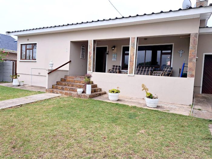 House To Rent in Hartenbos Central: 3 Bedrooms, pet-friendly, near amenities and beach.