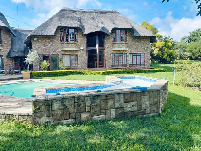 Mnandi Small Holding For Sale: 5 beds, pool, flatlet, spacious garden.