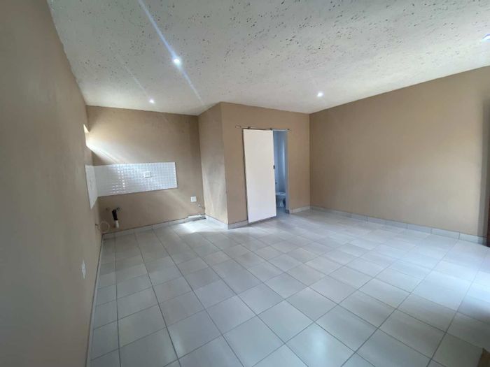 Cottage To Rent in Goudrand: Open plan, garden views, includes utilities.