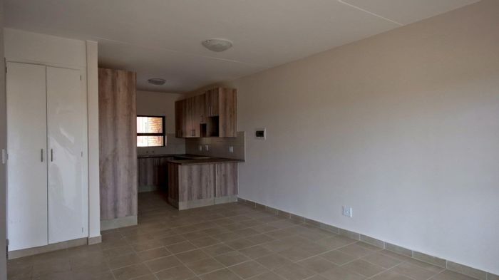 Wierdapark Apartment To Rent: 2-bed, fiber internet, solar geyser, 24/7 security.