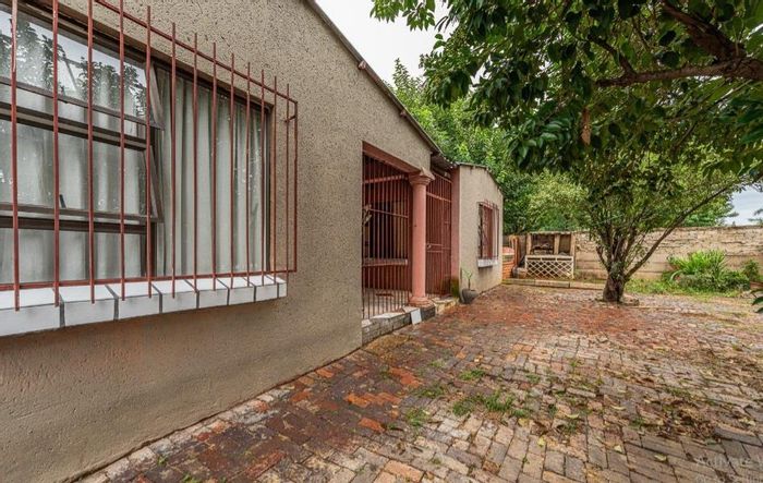 Danville House For Sale: 3 bedrooms, flatlet, ample parking, secure yard.