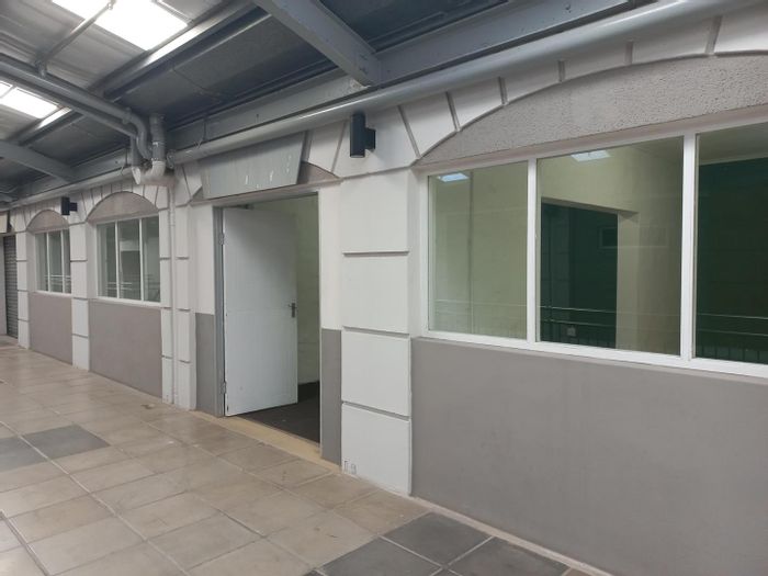 Versatile office space with parking, storage options, and multiple work areas in Walmer Heights. To Rent.