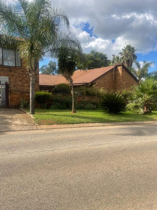 Heuweloord House For Sale: Spacious layout, flatlet, pool, and ample storage.