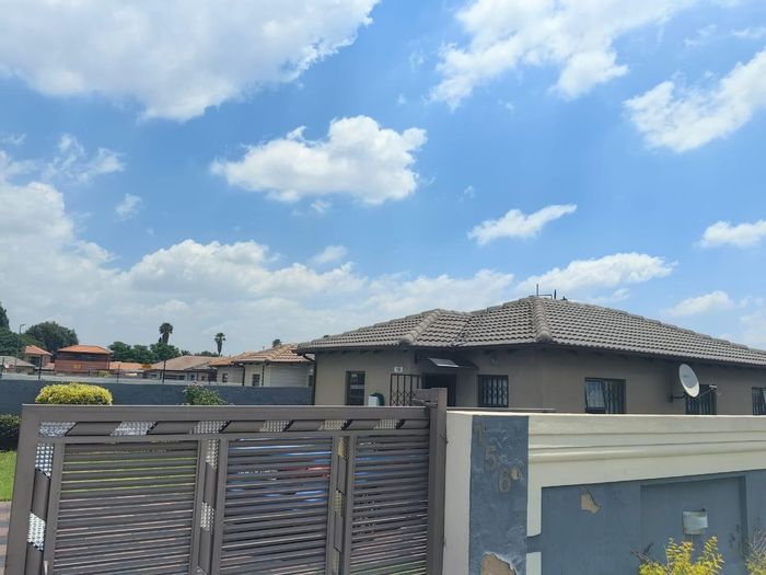 House for Sale in Boksburg Central: 3 beds, 2 baths, spacious living, fitted kitchen.