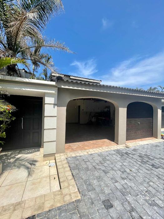 For Sale: Townhouse in Umhlanga Rocks Central with beach access, pool, and Jacuzzi.