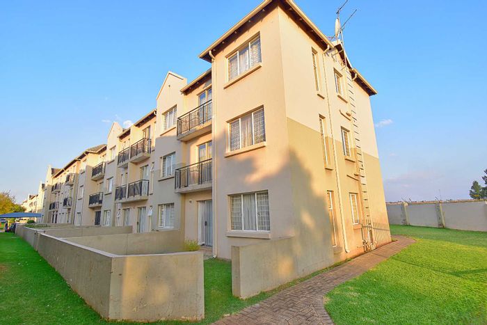 Klippoortje Apartment For Sale: 2 Bedrooms, private garden, secure complex, parking available.