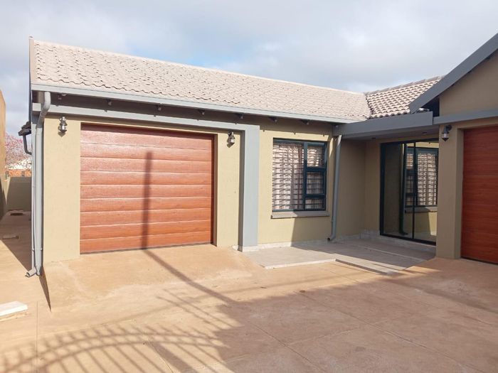 House for Sale in Soshanguve Ext: 3 bedrooms, double garage, close to amenities.