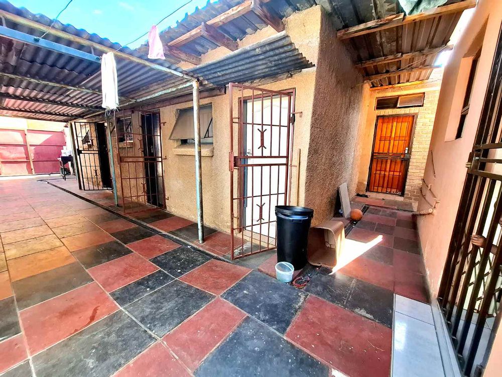 4 x Outside Rooms with own private entrance