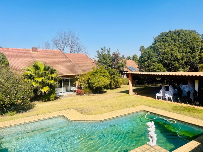 Spacious Vryheid Central House For Sale: Five Living Areas, Pool, and More!