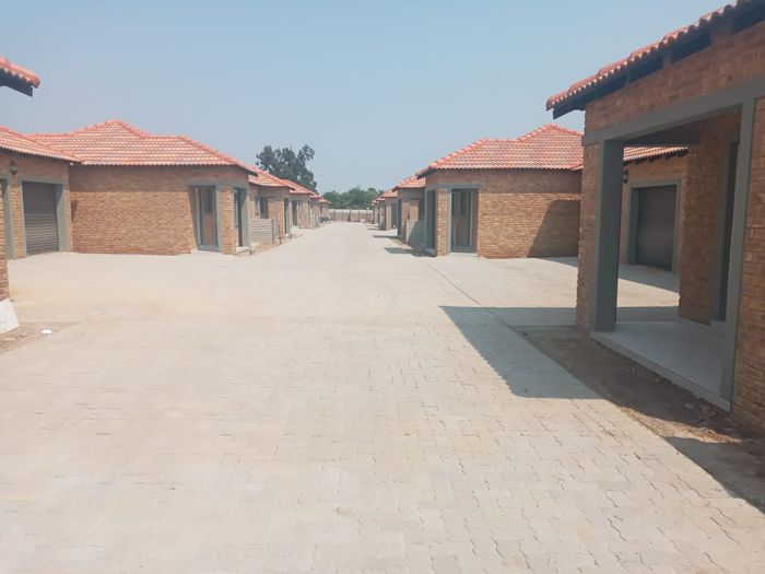 Riversdale Townhouse For Sale: 2 beds, double garage, pet-friendly garden, secure complex.