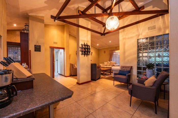Brackendowns House For Sale: 5 bedrooms, pool, garage for 4 cars, security features.