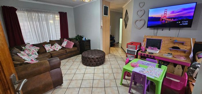 Spacious Highveld Townhouse For Sale: 3 Beds, Big Garden, Close to Amenities!