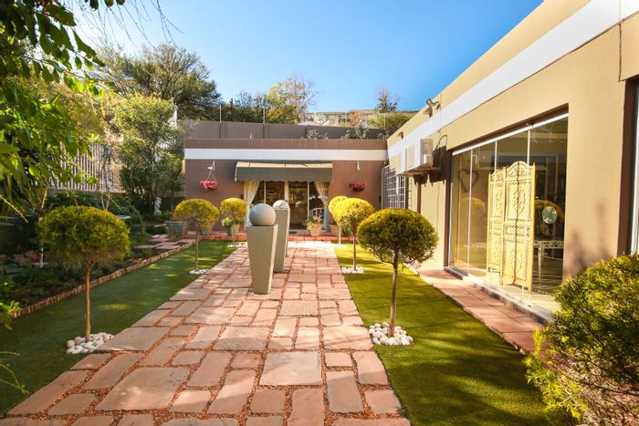 Klein Windhoek House For Sale: Spacious family home with pool, office, and flat.