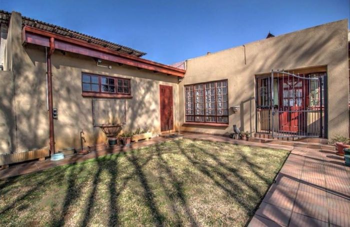 For Sale: House in Kempton Park AH with pool, granny flat, and spacious layout.